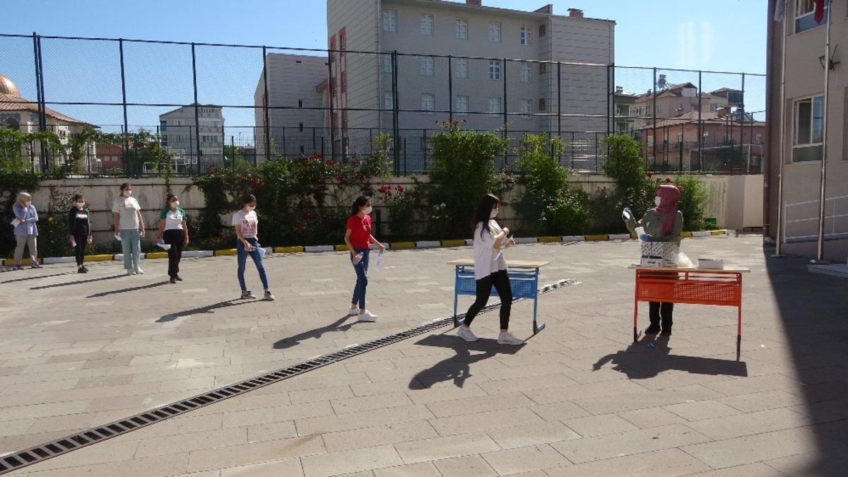 Uşak&rsquo;ta YKS heyecanın ikinci ve &uuml;&ccedil;&uuml;nc&uuml; oturumları başladı
