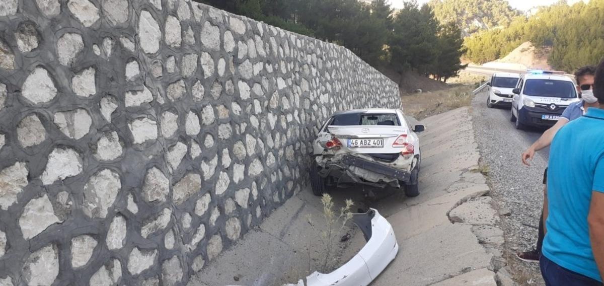 Otomobil ile kamyon &ccedil;arpıştı: 1 yaralı