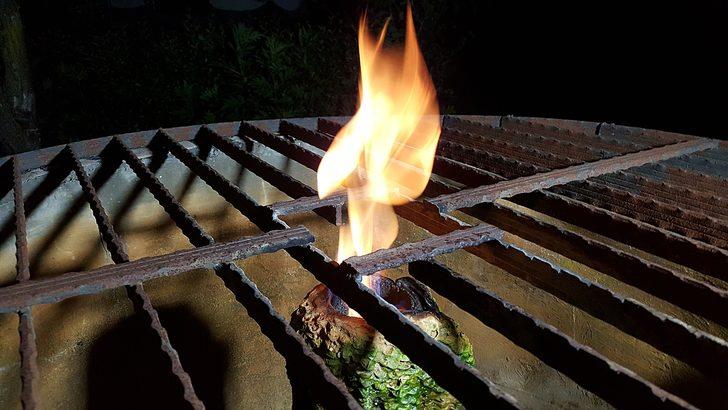 Kuyudan çıkan yanan su şaşırtıyor G1