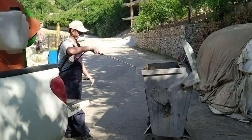 Çöp konteynerleri dezenfekte ediliyor