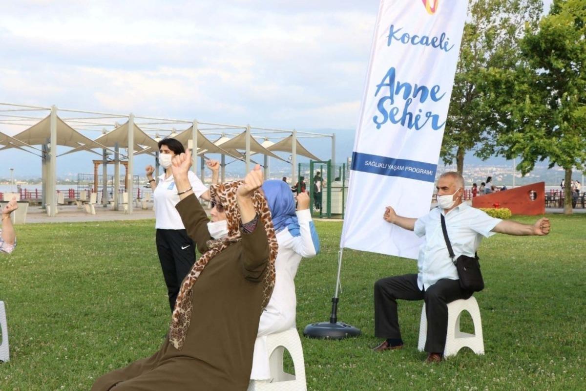 65 yaş &uuml;st&uuml; vatandaşlara a&ccedil;ık havada egzersiz