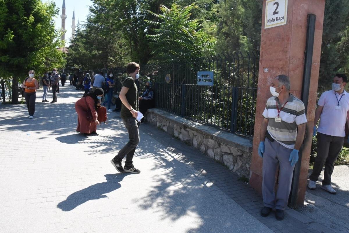 YKS&rsquo;nin ikinci oturumu olan AYT&rsquo;de &ouml;ğrenciler ter d&ouml;k&uuml;yor