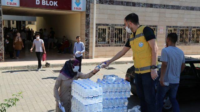 Sınava giren öğrencilere su dağıtıldı