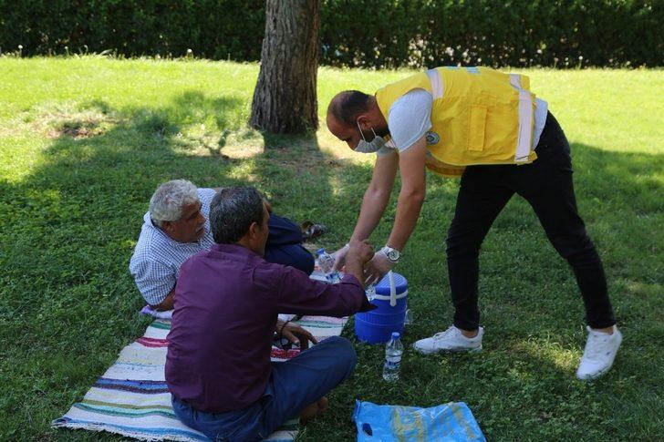 Sınava giren öğrencilere su dağıtıldı G2