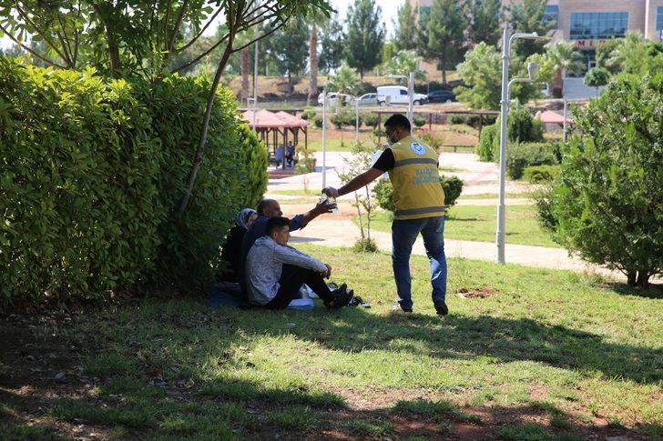 Sınava giren öğrencilere su dağıtıldı G3