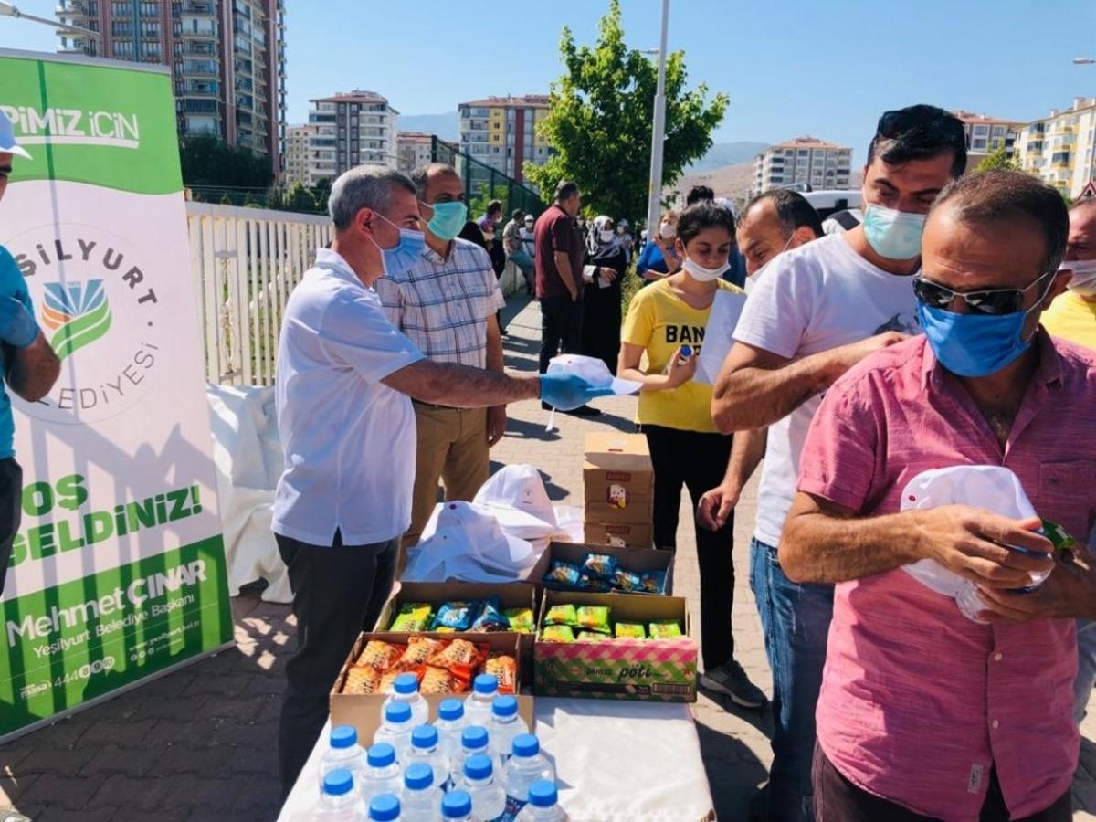 Başkan &Ccedil;ınar, YKS&rsquo; ye giren &ouml;ğrencileri yalnız bırakmadı