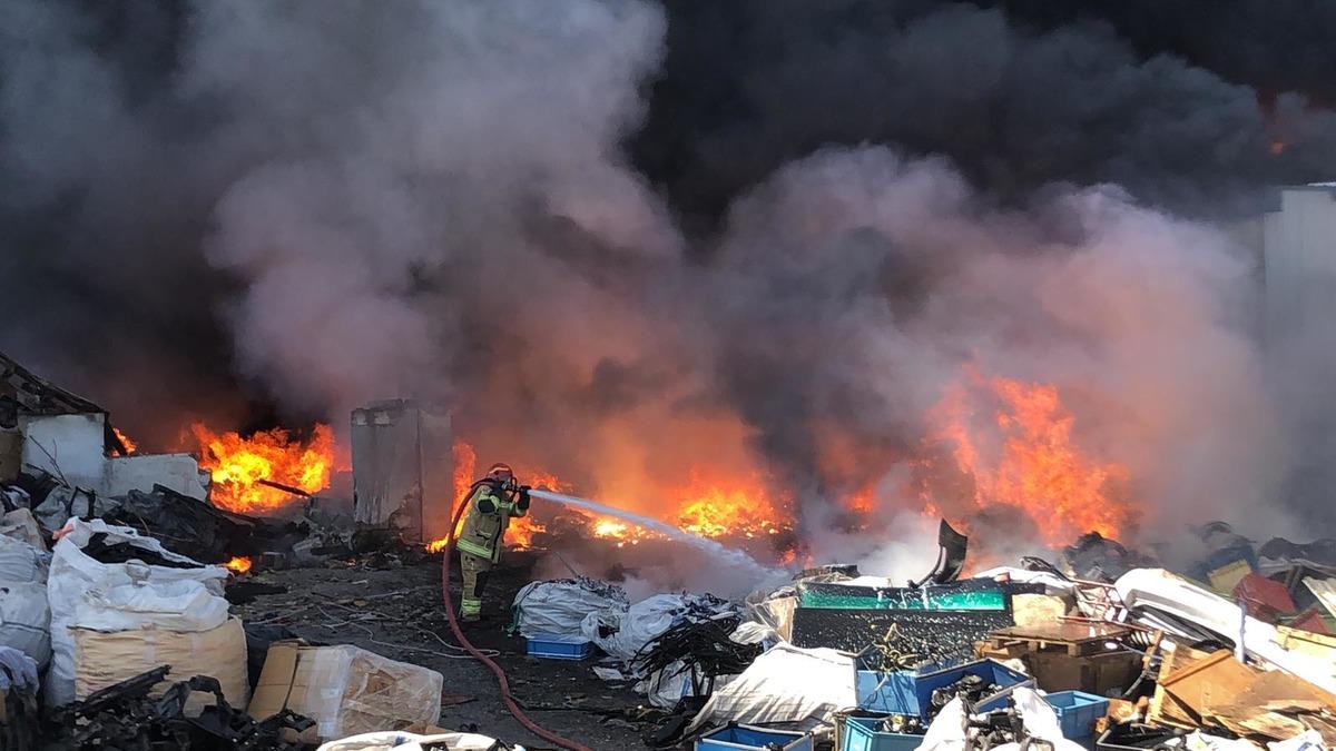 Bursa'da geri d&ouml;n&uuml;ş&uuml;m tesislerinde b&uuml;y&uuml;k yangın