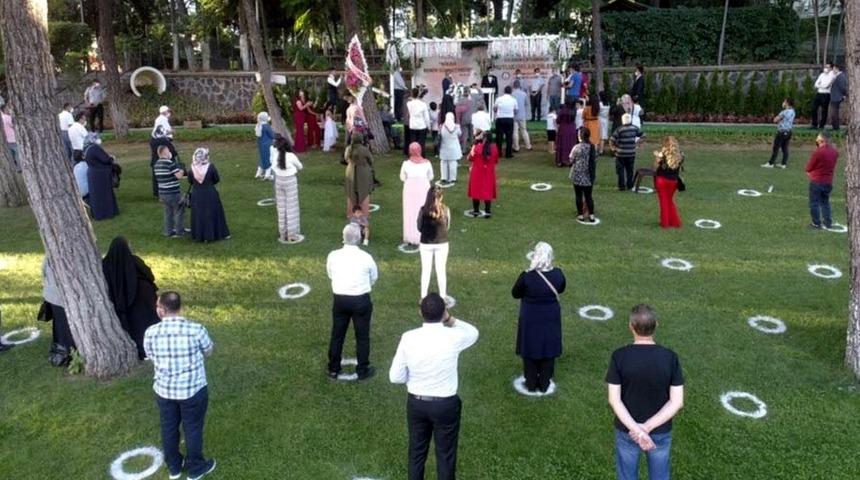 Pandemi s&uuml;recinde kır nikahı konsepti