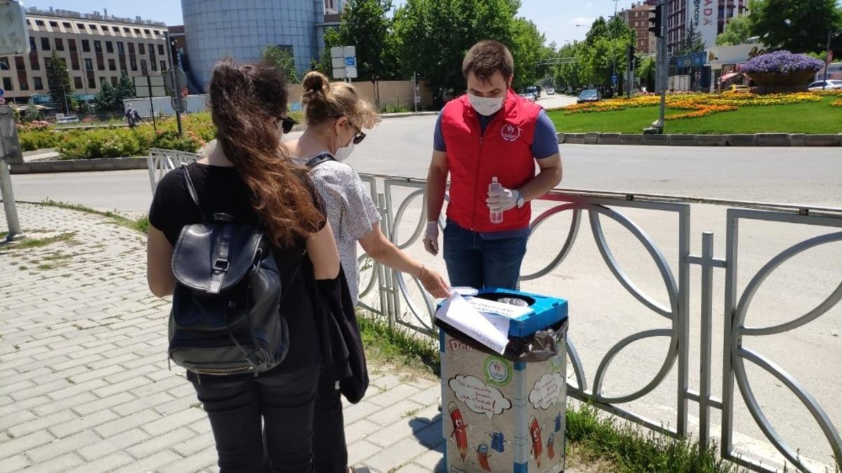 Eskişehir gen&ccedil;lik merkezleri ihtiya&ccedil; sahibi okullar i&ccedil;in sınav seti topladı