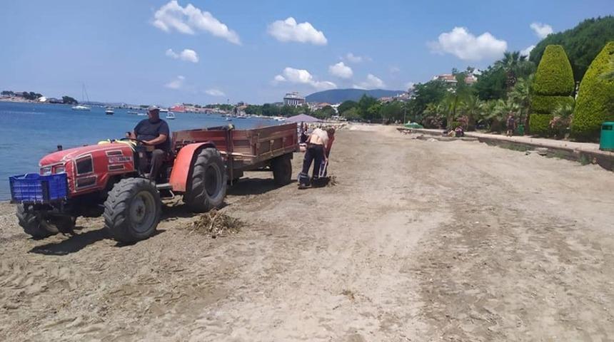 Yoğun yağışta &ccedil;&ouml;pl&uuml;ğe d&ouml;nen plajı temizlendi