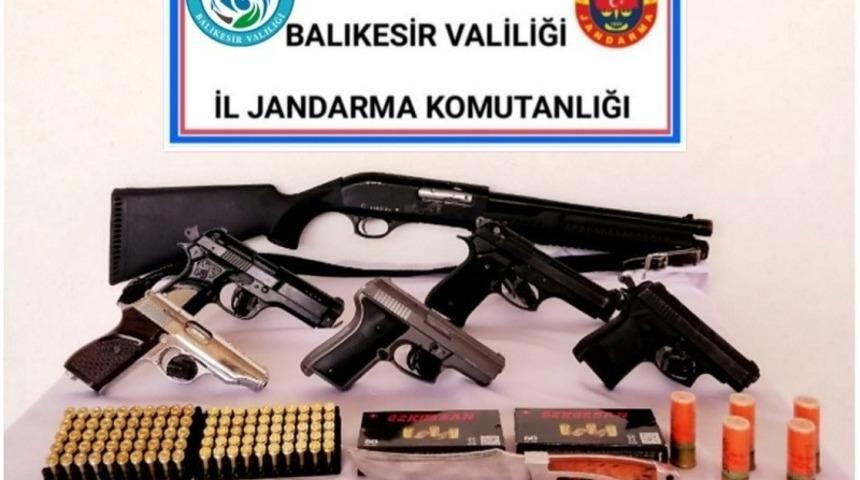 Balıkesir&rsquo;de jandarmadan silah operasyonu