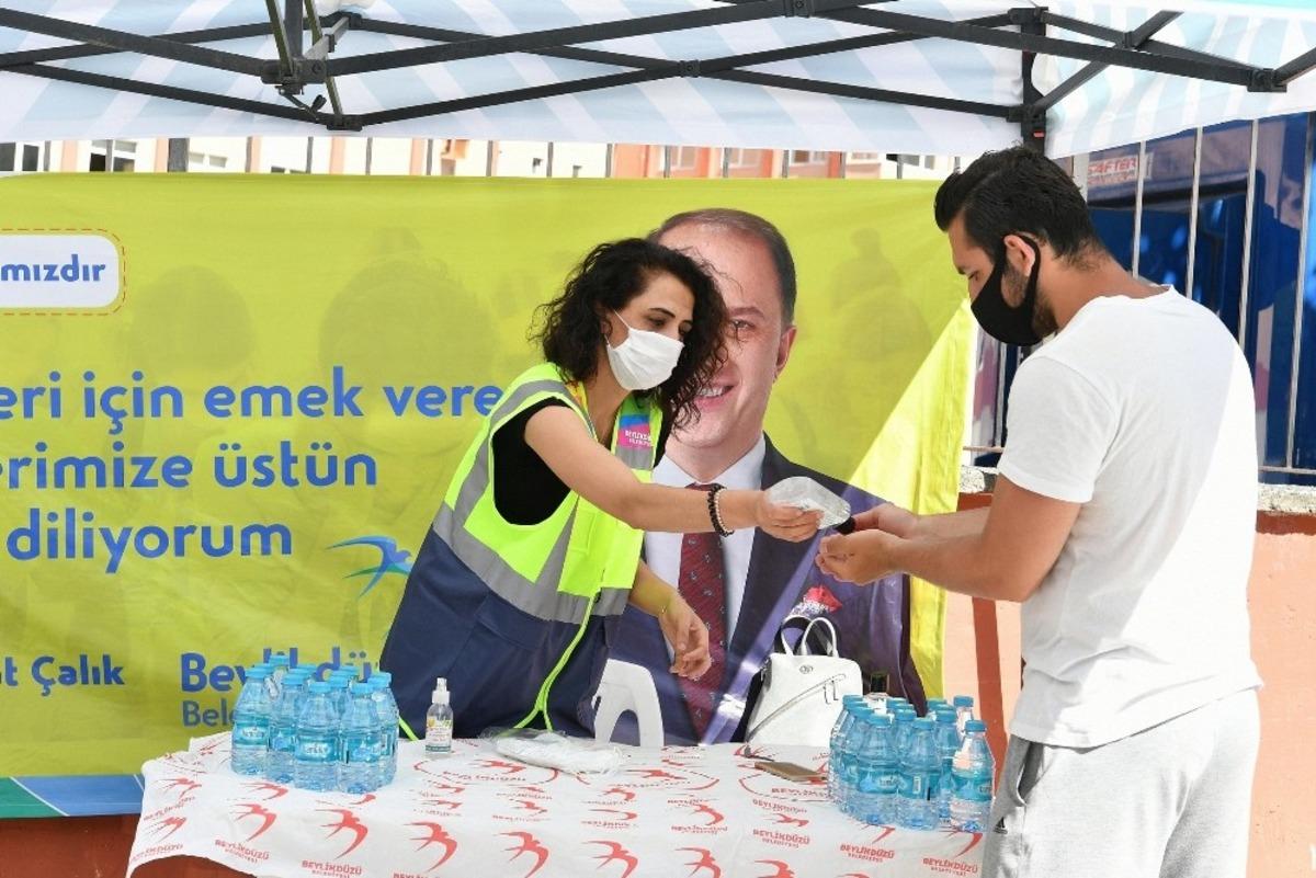 Beylikd&uuml;z&uuml; Belediyesi YKS&rsquo;de &ouml;ğrencilere maske ve su dağıttı