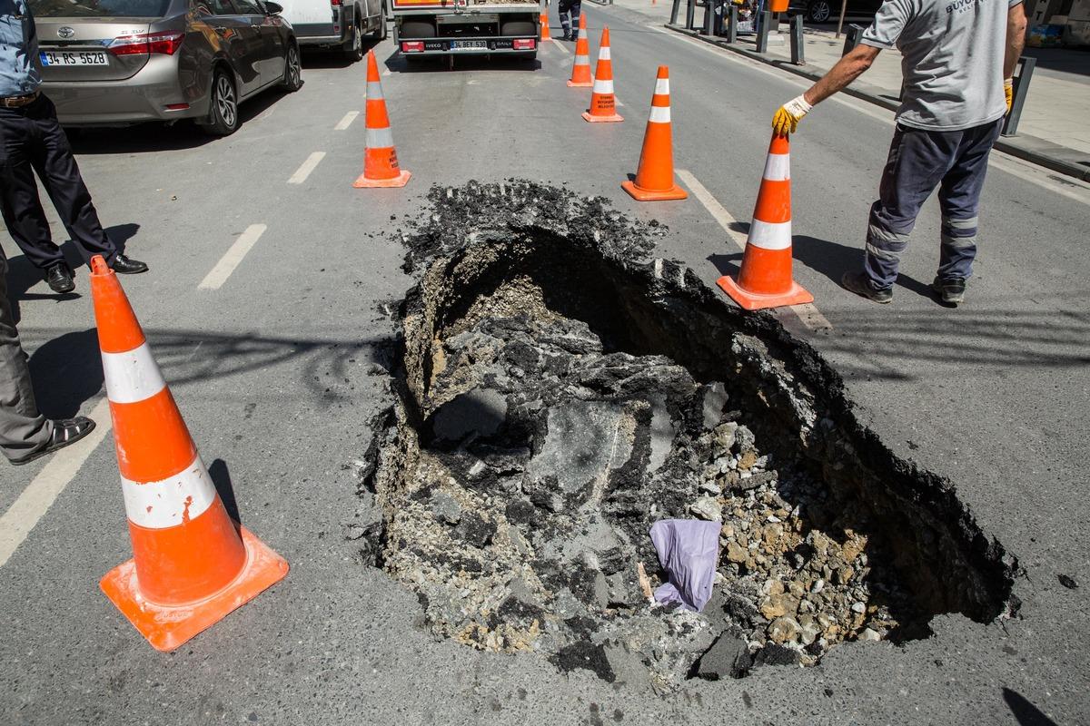 Sultangazi'de &ccedil;&ouml;ken yol s&uuml;r&uuml;c&uuml;lere zor anlar yaşattı
