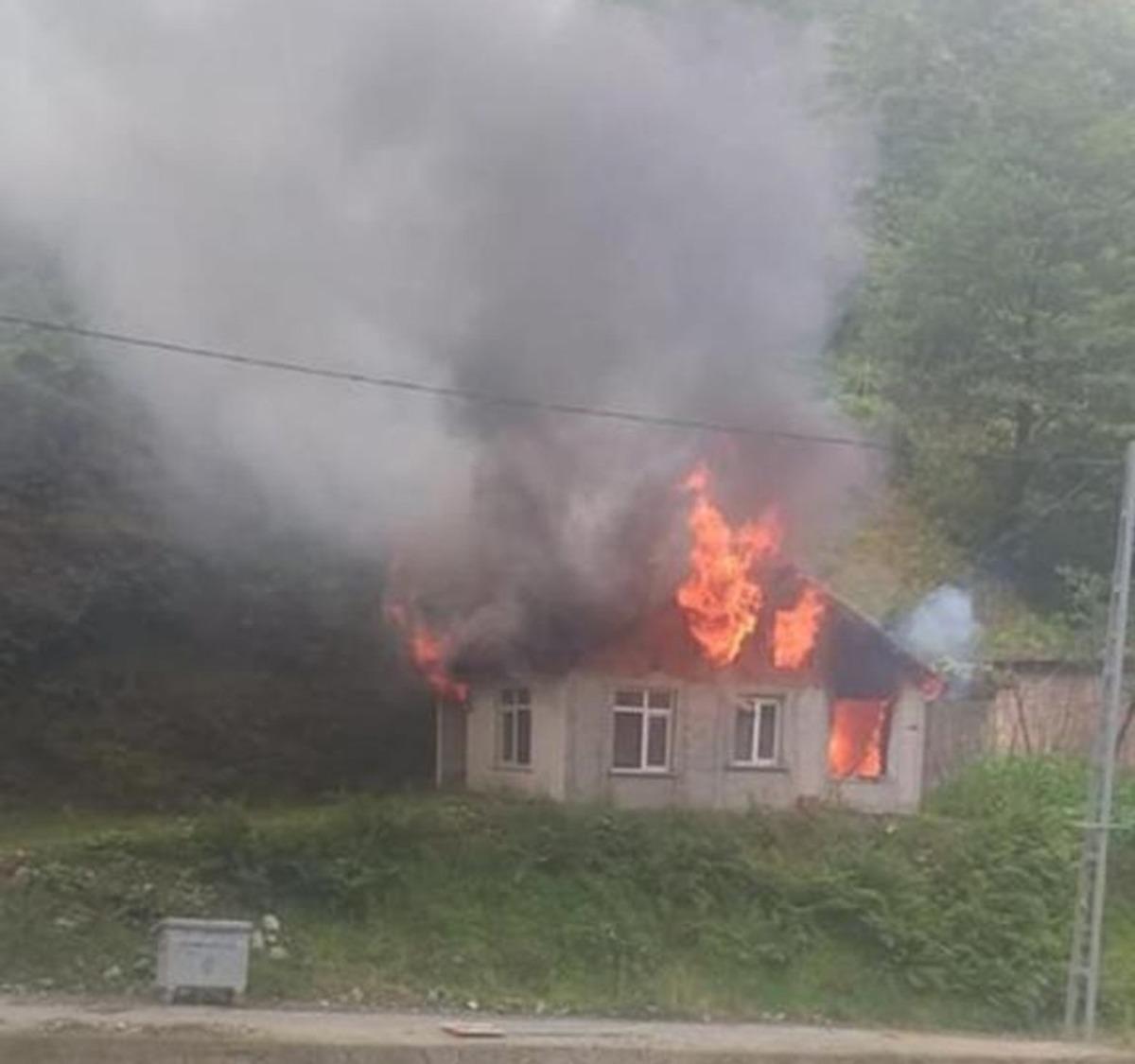 Rize&rsquo;de 1 ev yanarak kullanılmaz hale geldi