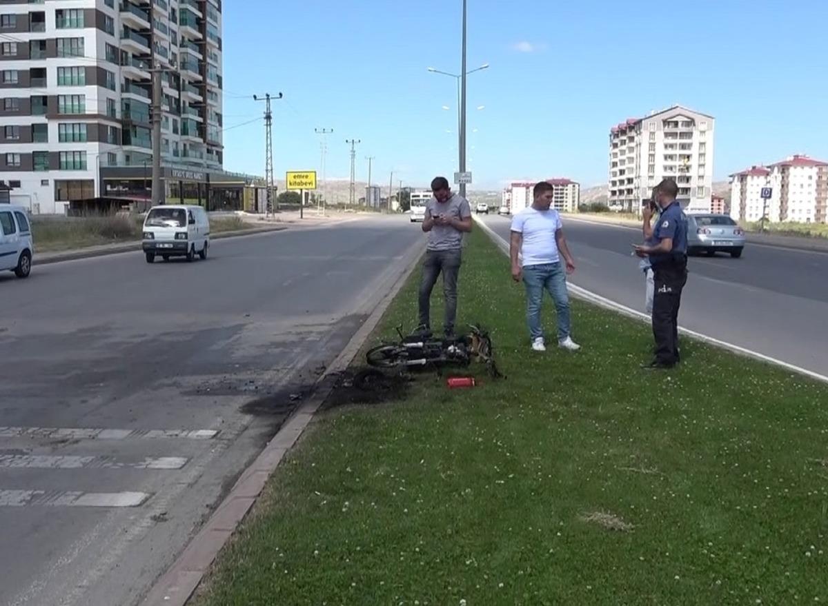 Alev alan motosikleti s&ouml;nd&uuml;rmek yerine bırakıp ka&ccedil;tılar