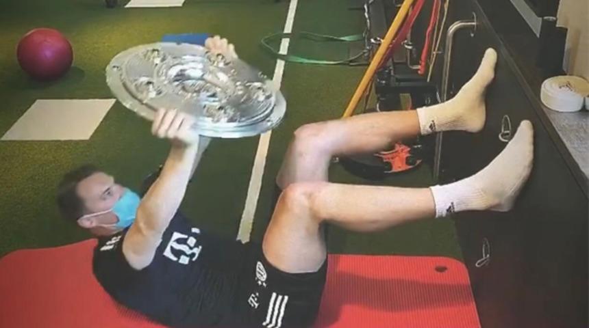 Manuel Neuer şampiyonluk kupasıyla antrenman yaptı