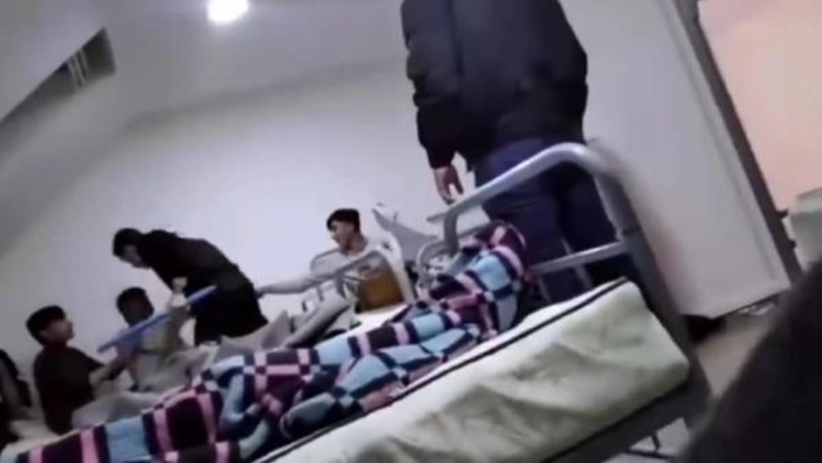 Sırbistan'ı karıştıran olay! Polisin m&uuml;ltecilere şiddeti kamerada
