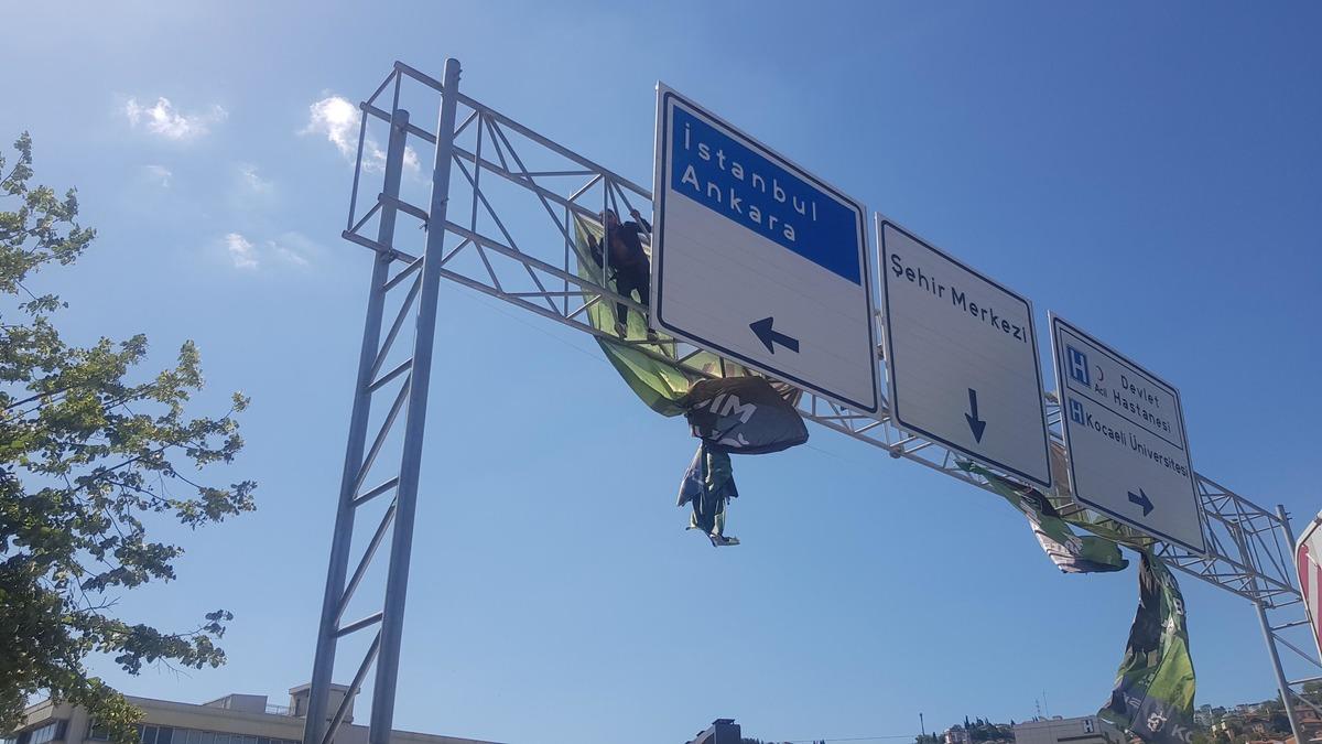 Eşi terk edince yol tabelasında intihara kalkıştı