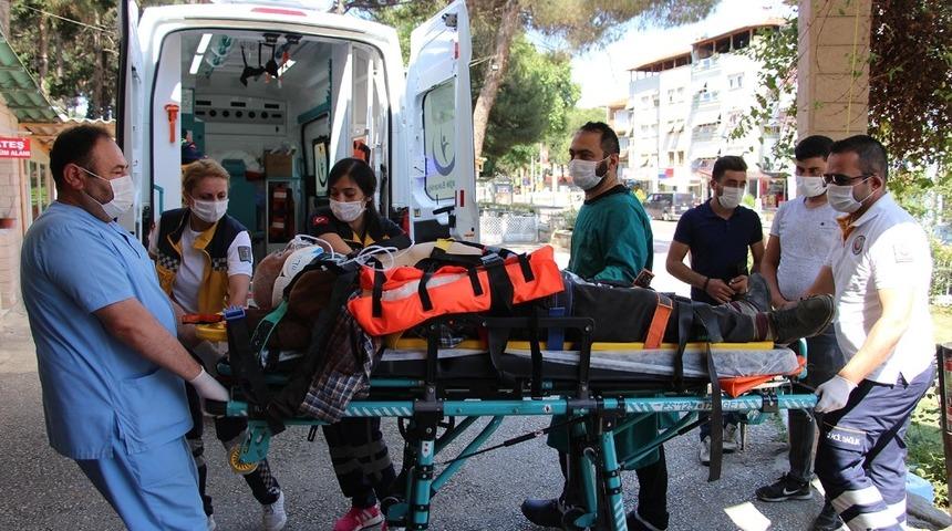 Trakt&ouml;rden d&uuml;şen yaşlı adam yaralandı