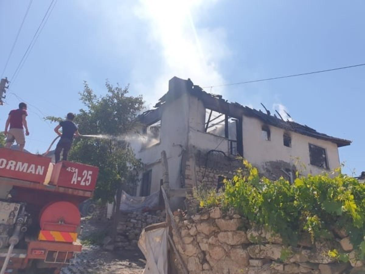 Emet&rsquo;te yangında 2 katlı ev kullanılamaz hale geldi
