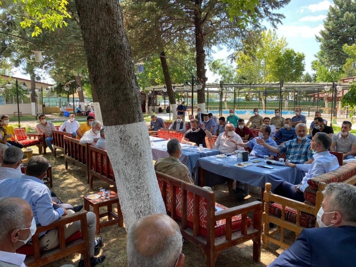 Vali Mahmut &Ccedil;uhadar, t&uuml;t&uuml;n &uuml;reticilerinin sorunlarını dinledi