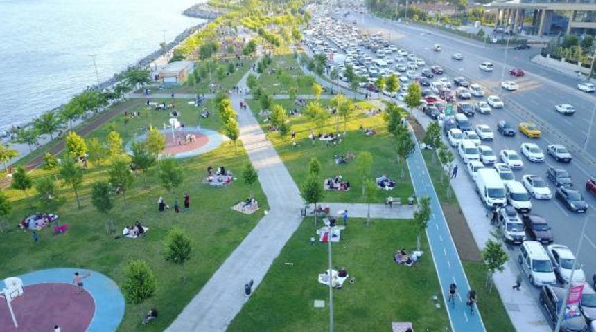 Bakırköy sahil yolunda kısıtlama sonrası metrelerce araç parkı oluştu