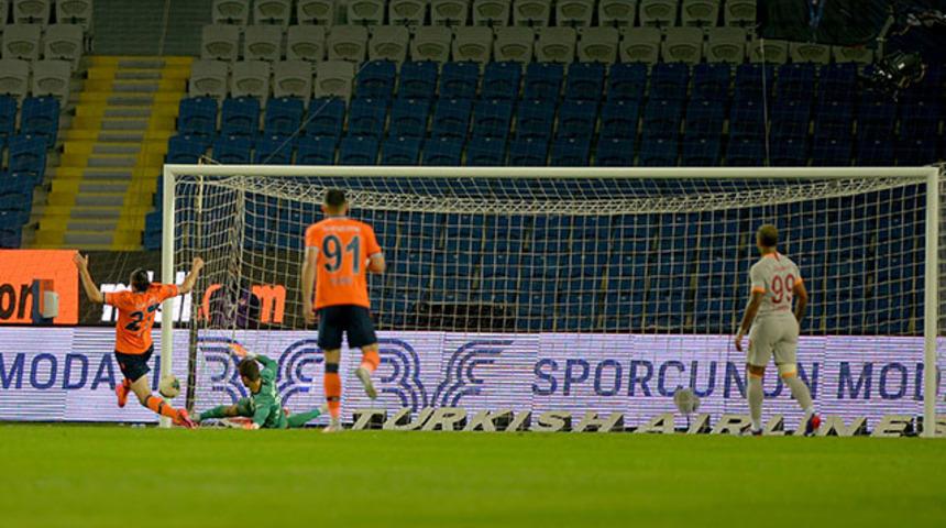 Başakşehir-Galatasaray maçında saha dışından yanıcı madde atıldı