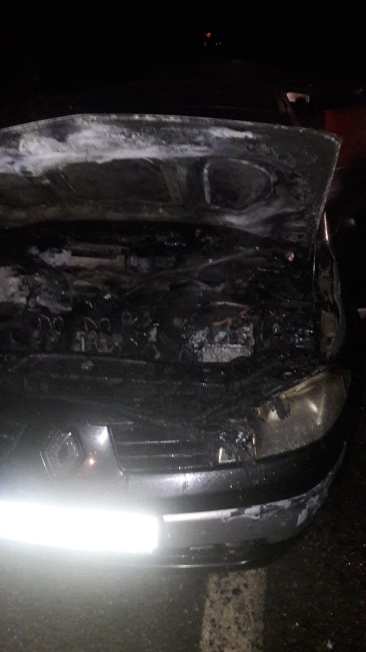 Alev alan otomobilden son anda kurtuldular