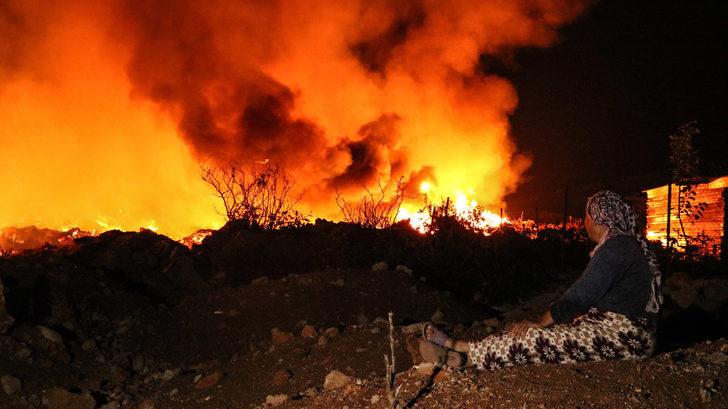 Yer: Antalya! Büyüyen alevleri kimi oturarak kimi ayakta izledi G2