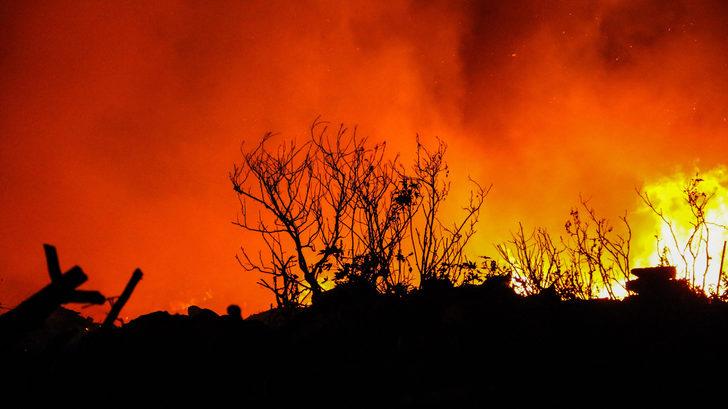 Yer: Antalya! Büyüyen alevleri kimi oturarak kimi ayakta izledi G5
