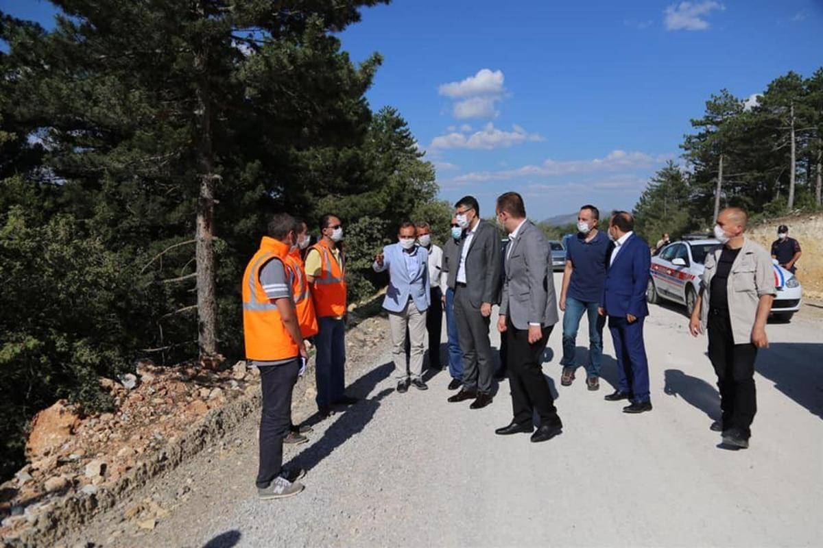 Vali &Ccedil;elik, Alıncık-Işıklar grup k&ouml;y yolunda incelemelerde bulundu