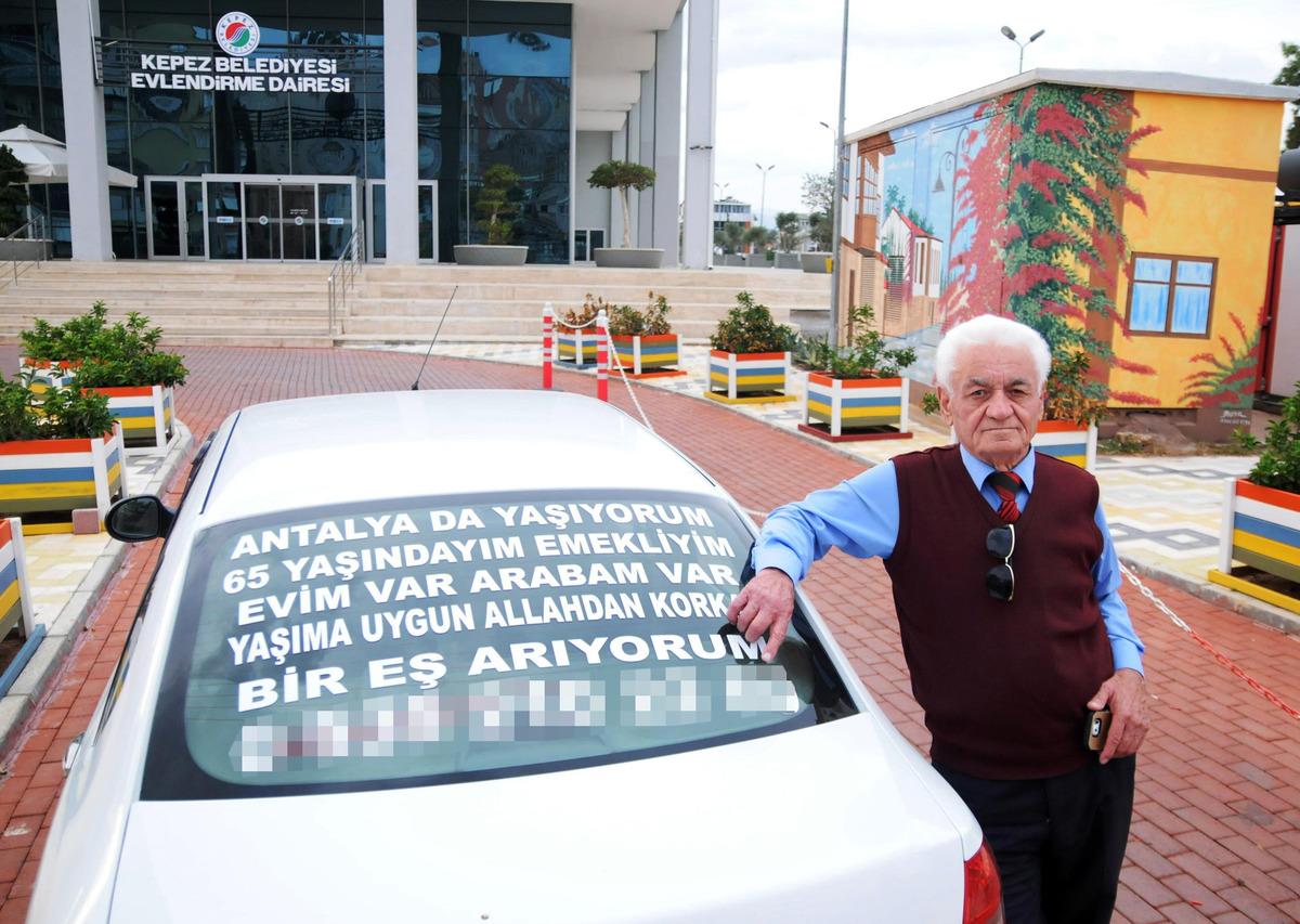 Otomobilinin arkasındaki ilanla eş arıyordu, şimdi boşanmanın yolunu arıyor