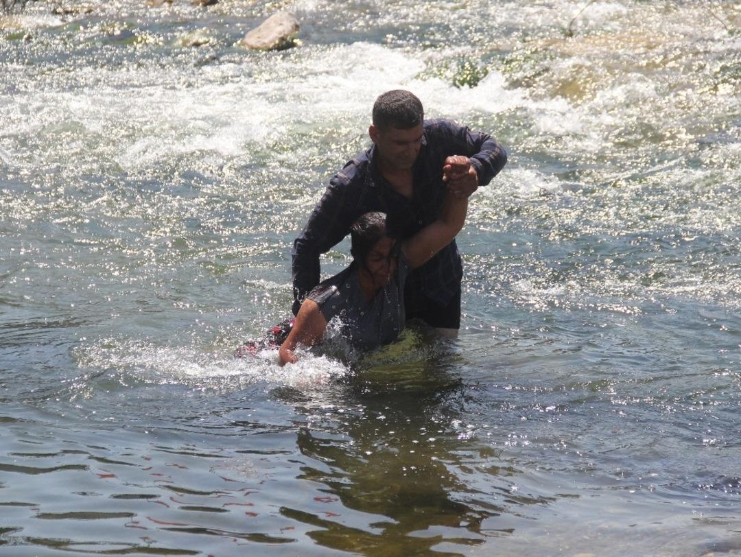 Anneanne 3 yaşındaki torununun g&ouml;z&uuml; &ouml;n&uuml;nde intihara kalkıştı