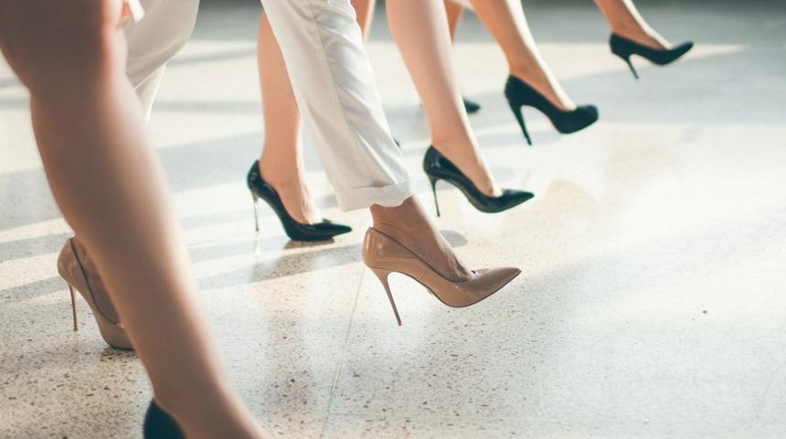 Topuklu ayakkabı giymeden önce dikkat etmeniz gereken 10 madde