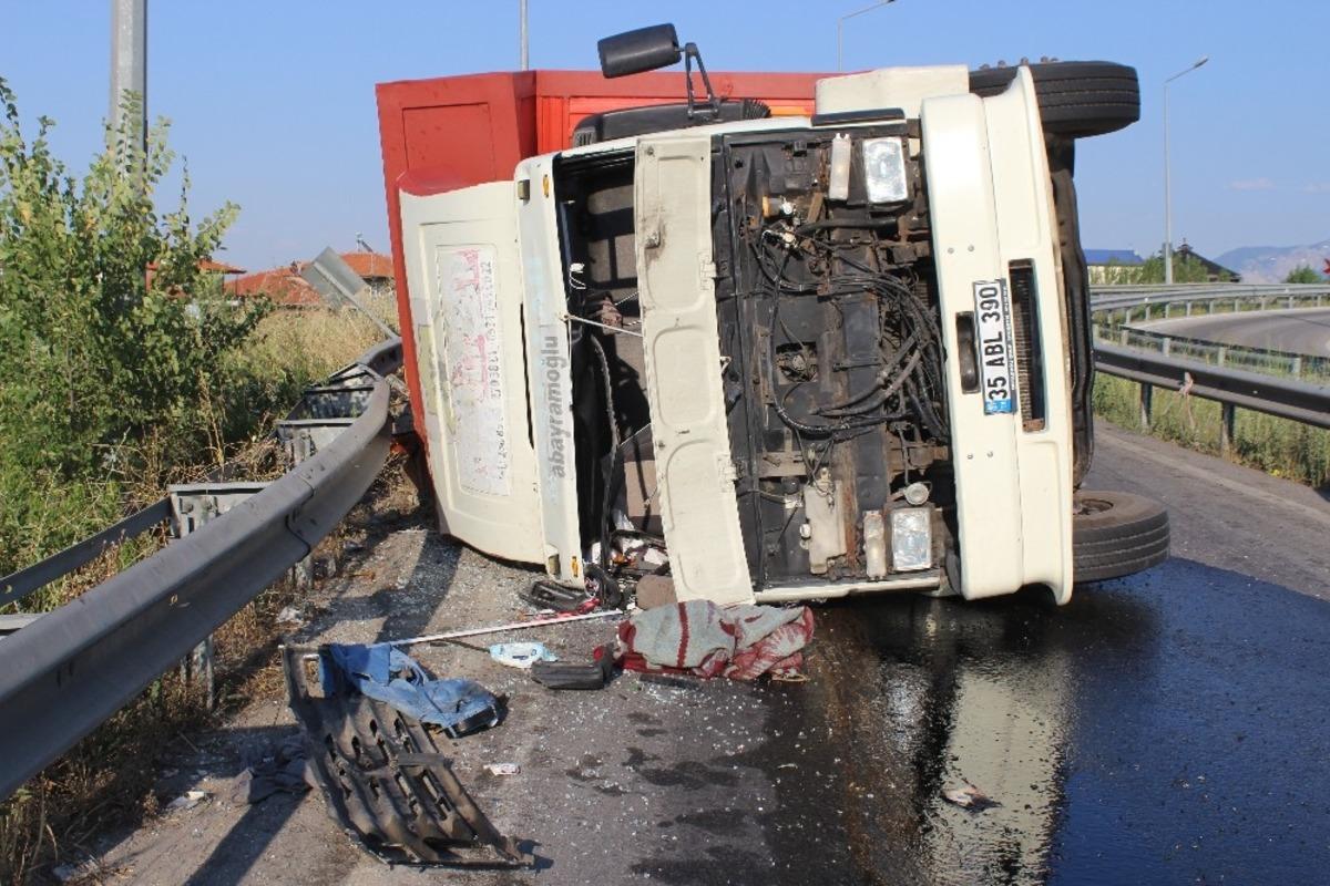 Devrilen kamyonet s&uuml;r&uuml;c&uuml;s&uuml;, &ldquo;G&ouml;z&uuml;m&uuml; g&uuml;neş aldı&rdquo; dedi