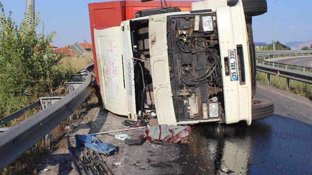 Devrilen kamyonet sürücüsü, “Gözümü güneş aldı” dedi