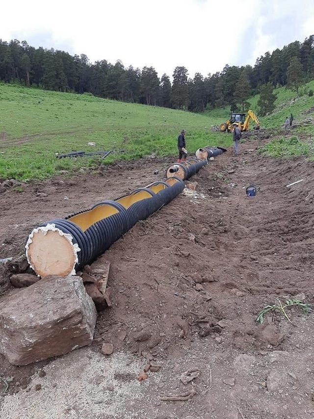 Şenkaya Belediyesi Mahallelerdeki hayvan sulama problemini çözüyor