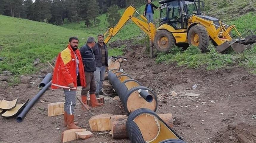 Şenkaya Belediyesi Mahallelerdeki hayvan sulama problemini &ccedil;&ouml;z&uuml;yor