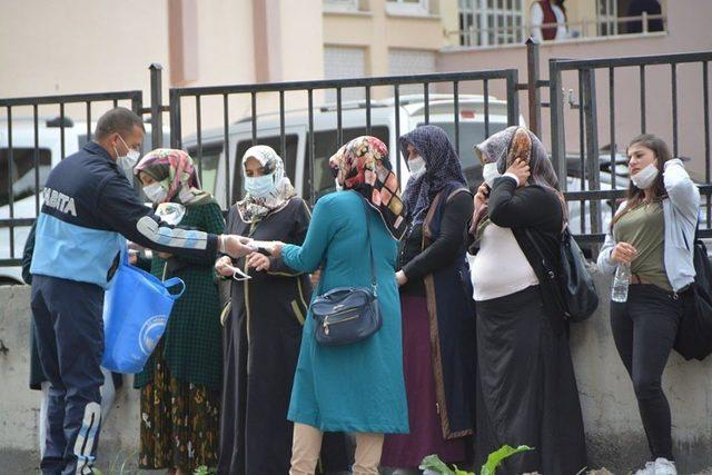 Belediyeden YKS sınavına giren öğrencilere maske