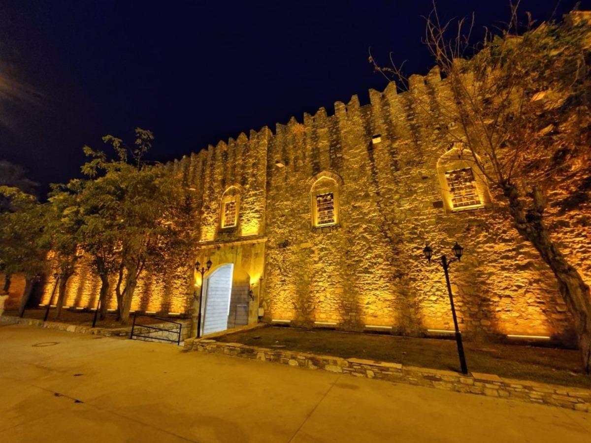 Tarihi &Ouml;k&uuml;z Mehmet Paşa Kervansarayı&rsquo;nın cephe aydınlatması yenilendi