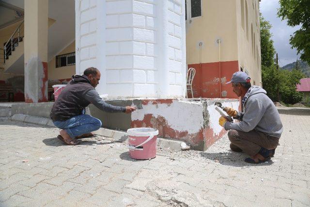 Erdemli’de cami çevreleri düzenleniyor