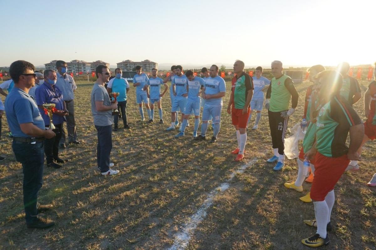 Atıl vaziyette bulunan il&ccedil;e stadının a&ccedil;ılışı dostluk ma&ccedil;ı ile yapıldı