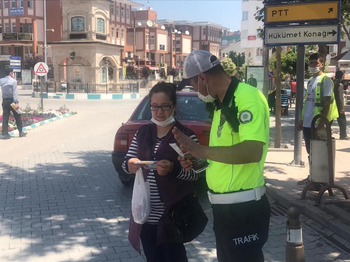 Emirdağ&rsquo;da; s&uuml;r&uuml;c&uuml;lere ve yayalara bilgilendirme ve broş&uuml;r dağıtımı yapıldı