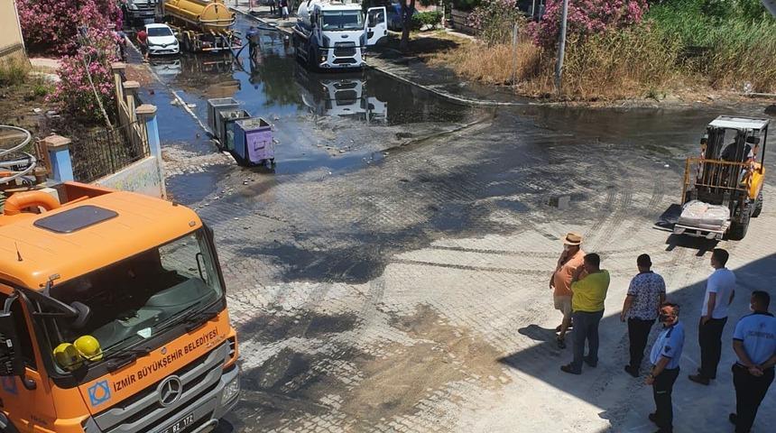 Çeşme'de arıtma tesisinde boru patladı, yol atık suyla doldu