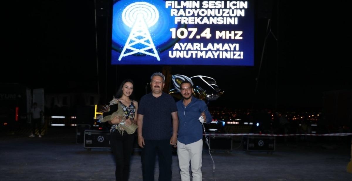 Melikgazi arabalı sinema g&uuml;nlerinde s&uuml;rpriz evlilik teklifi