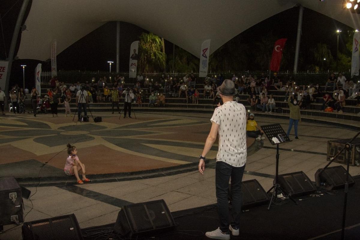 B&uuml;y&uuml;kşehir Belediyesi, YKS sonrası gen&ccedil;ler i&ccedil;in konser d&uuml;zenledi