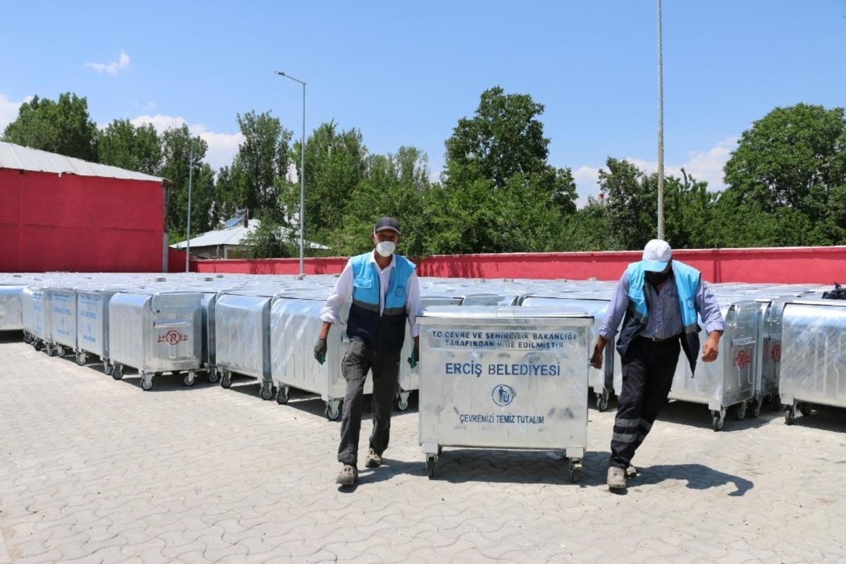 Erciş&rsquo;te &ccedil;&ouml;p konteynerleri yenilendi