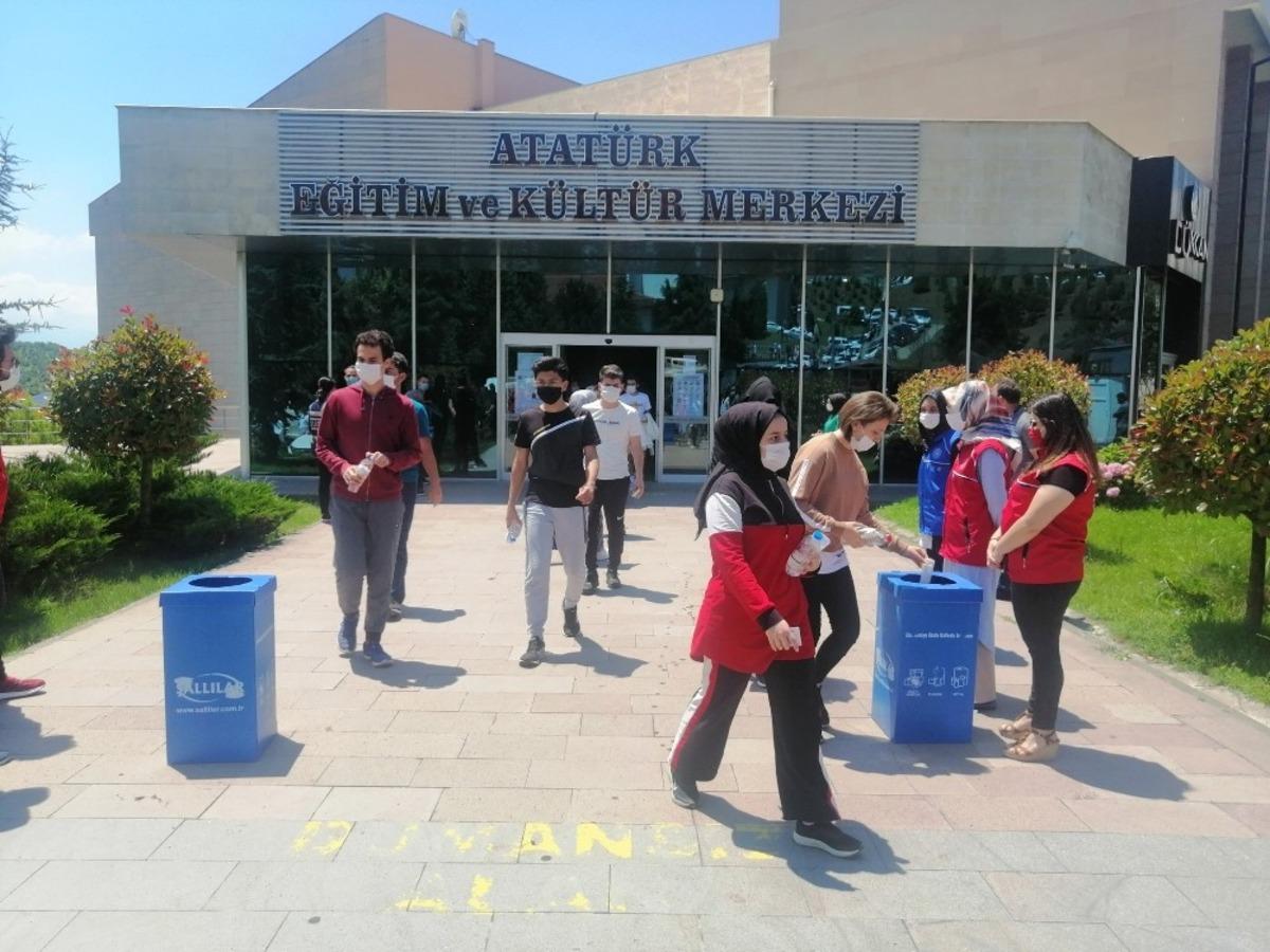 Gen&ccedil;lik merkezi YKS&rsquo;de kalem topladı