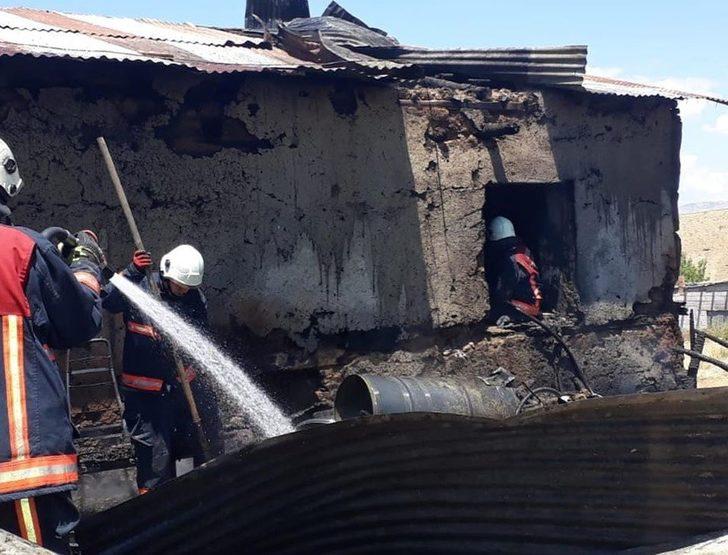 Elazığ’da ev ve araç yangını G3