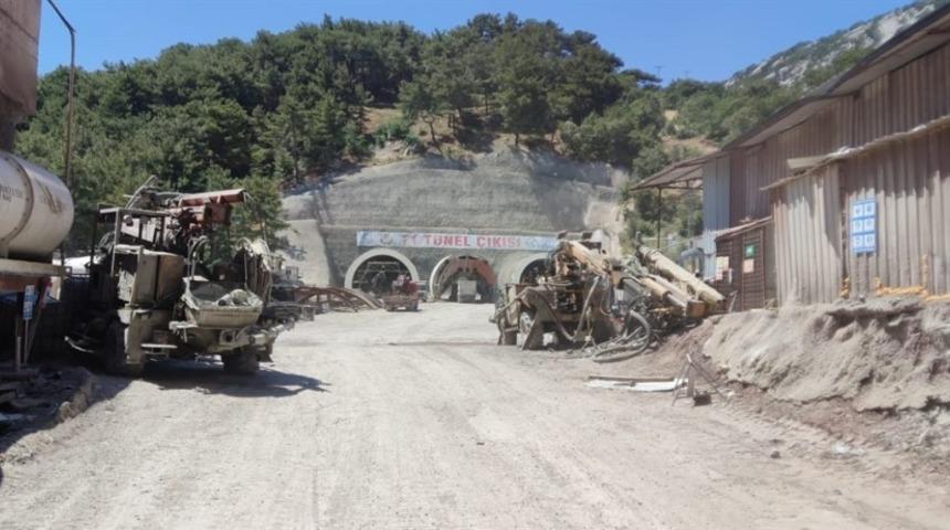 Vali Aktaş, Küçükkuyu’daki tünel inşaatlarını inceledi